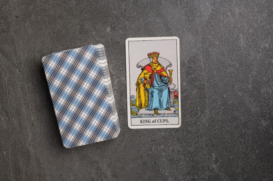 découvrez la méthode et l'interprétation de la coupe tarot pour maîtriser cet art divinatoire et révéler les secrets de votre avenir.