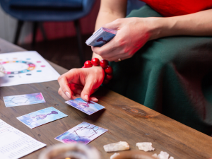 découvrez l'interprétation complète d'un tirage de 4 cartes avec l'oracle gé, pour obtenir des conseils clairs et révélateurs dans votre vie.