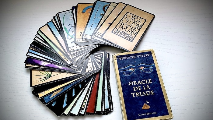 découvrez le guide complet en pdf de l'oracle de la triade pour maîtriser l'interprétation de ses cartes et révéler leurs secrets.