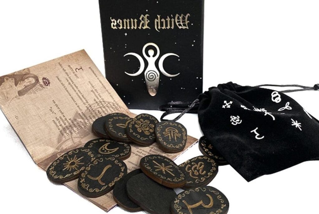 découvrez l'art de la divination avec l'oracle des runes : interprétez les symboles anciens pour guider vos décisions et explorer votre avenir.