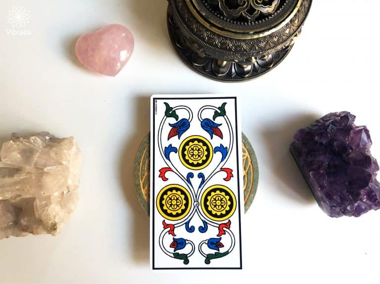 découvrez la signification du roi de denier dans le tarot, symbole de richesse, stabilité et réussite matérielle.