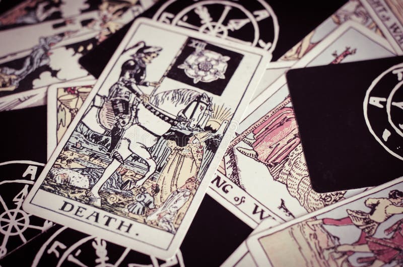 découvrez la signification de la carte de la mort dans le tarot et explorez ses différentes combinaisons pour mieux comprendre leurs messages.