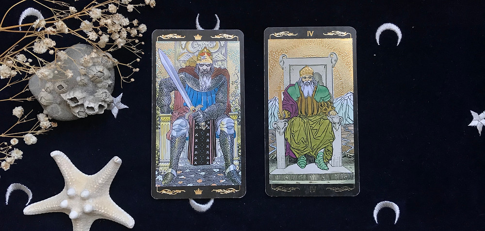 découvrez les différentes combinaisons de cartes au tarot, leurs significations et comment les interpréter pour enrichir vos lectures.