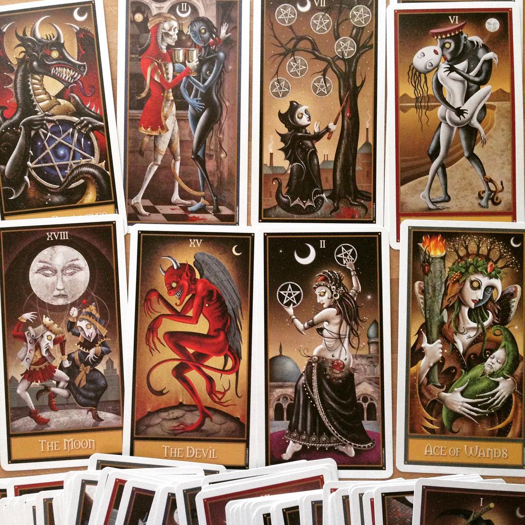 découvrez les mystères du tarot deviant moon, un jeu de cartes unique mêlant symbolisme ésotérique et illustrations surprenantes pour explorer votre intuition et vos secrets.
