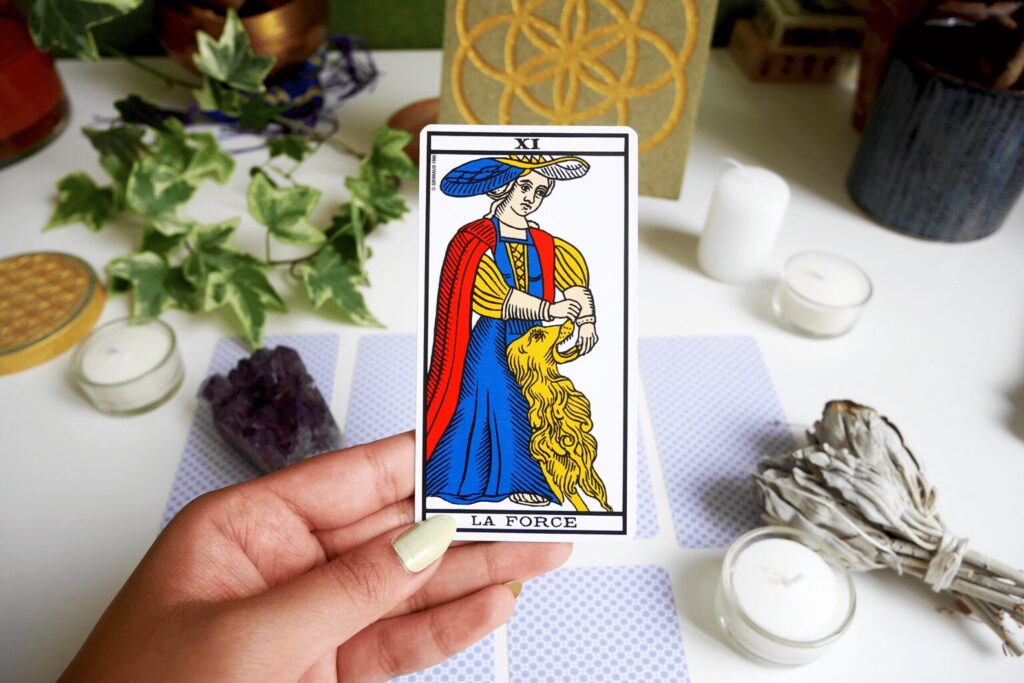 découvrez la signification de la carte de la force dans le tarot : un symbole de courage, maîtrise de soi et puissance intérieure.